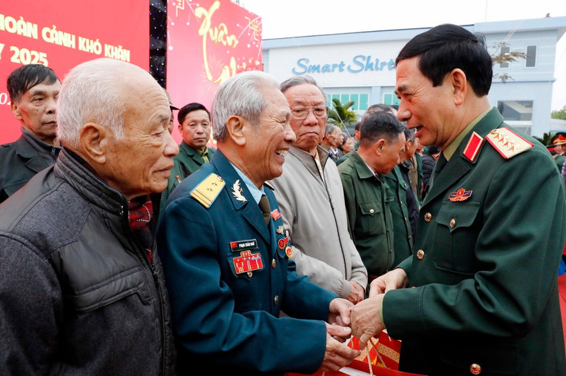 Đại tướng Phan Văn Giang trao quà Tết cho hộ gia đình chính sách tại huyện Vụ Bản (Nam Định). (Ảnh: Thái Thuần/TTXVN)