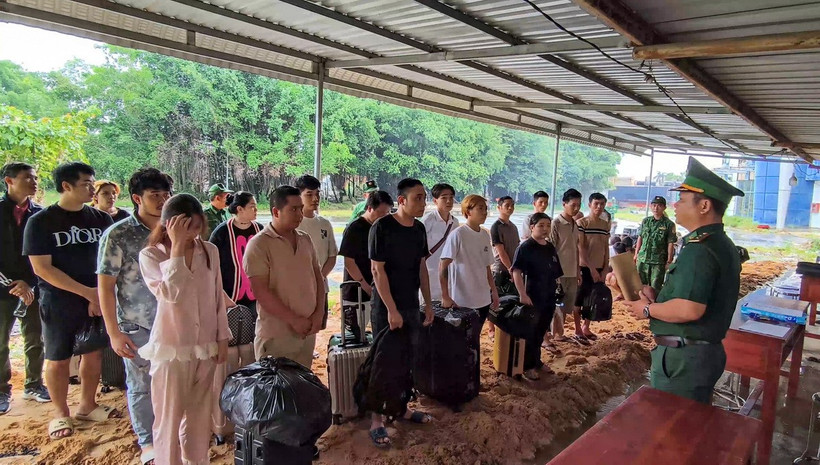 Lực lượng Đồn Biên phòng Cửa khẩu quốc tế Mộc Bài tiếp nhận các công dân Việt Nam tại khu vực Cửa khẩu quốc tế Mộc Bài. (Ảnh: TTXVN phát)