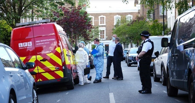 Nhân viên pháp y điều tra tại hiện trường vụ phóng hỏa tư dinh Thủ tướng Anh Keir Starmer tại thị trấn Kentish, phía Bắc London. (Ảnh: AP/TTXVN)