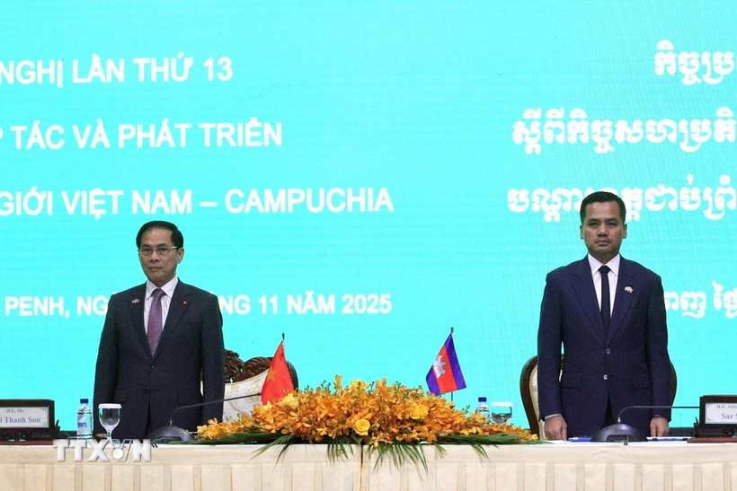 Phó Thủ tướng Bùi Thanh Sơn (trái) và Phó Thủ tướng, Bộ trưởng Nội vụ Campuchia Sar Sokha đồng chủ trì phiên toàn thể Hội nghị Hợp tác và Phát triển các tỉnh biên giới Việt Nam-Campuchia lần thứ 13. (Ảnh: Quang Anh/TTXVN)