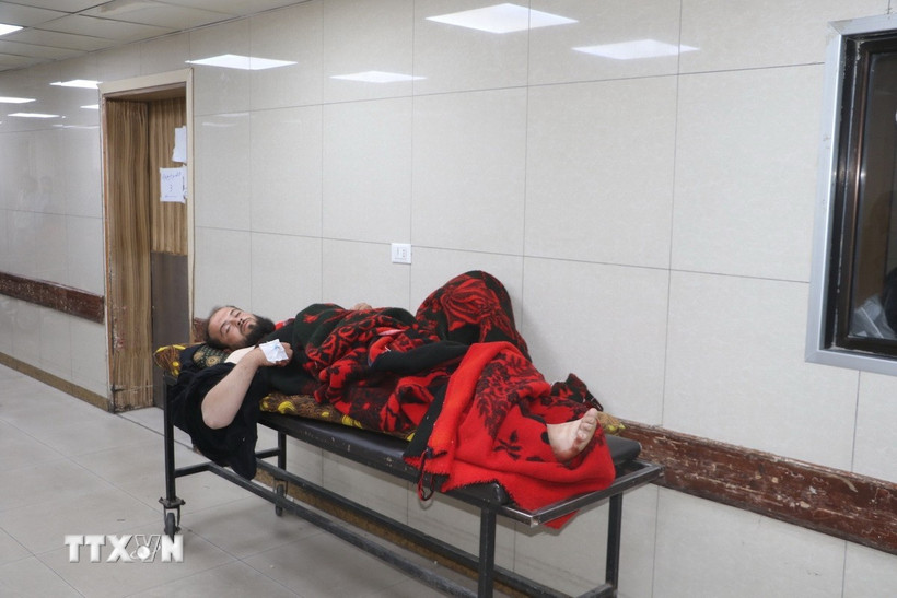 Một người đàn ông bị thương sau các cuộc không kích của Israel được chuyển tới bệnh viện ở Damascus, Syria ngày 28/11/2025. (Nguồn: THX/TTXVN)