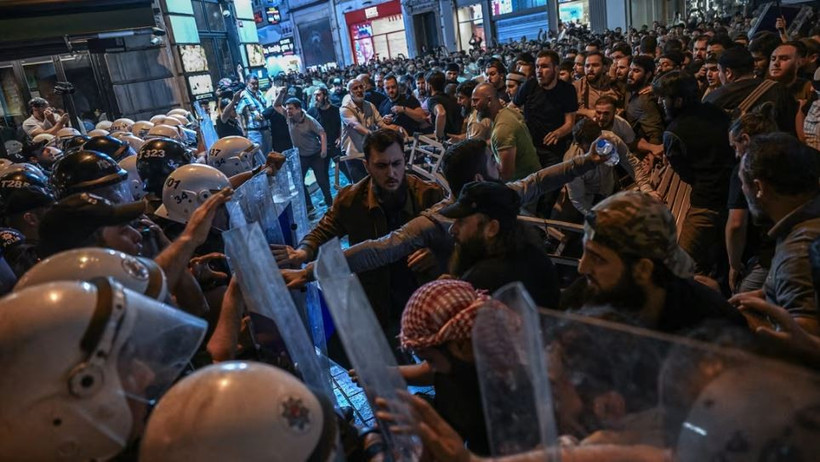 Những người biểu tình đụng độ với cảnh sát chống bạo động Thổ Nhĩ Kỳ. (Nguồn: AFP/Getty Images)