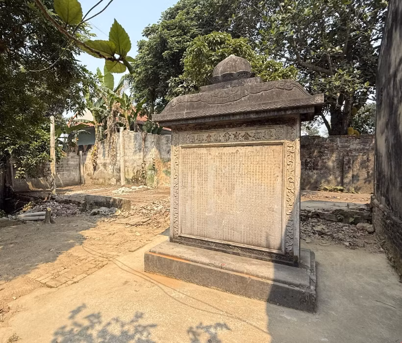 Tấm Bia “Lê tướng công sự nghiệp huân danh” cao khoảng hơn 2m, rộng 1,95m, gồm 3 phần là mũ bia, thân bia và đế bia, được chạm khắc tinh xảo, rõ nét dù đã trải qua biết bao thăng trầm, biến cố của thời gian. (Ảnh: Hoa Mai/TTXVN)