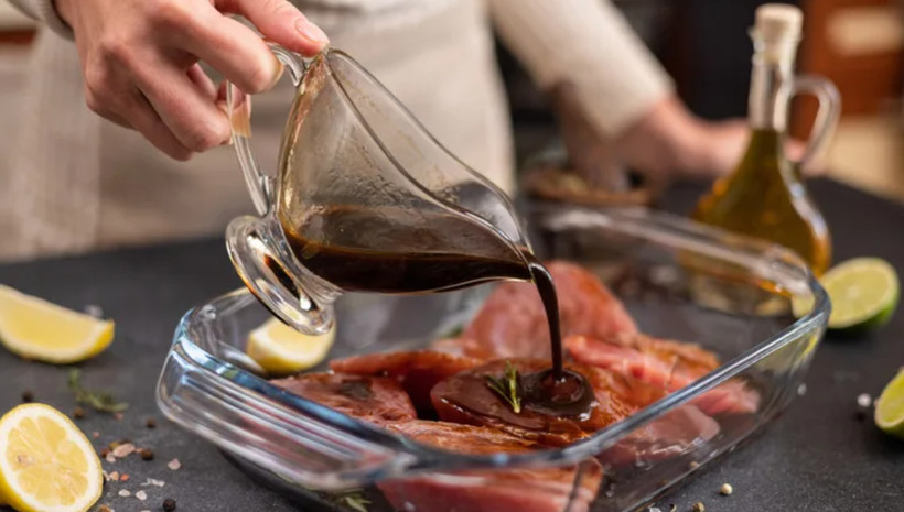 Không chỉ đơn thuần tạo hương vị, nước xốt còn giúp làm mềm thực phẩm, tăng độ ẩm và hỗ trợ quá trình chế biến đạt độ giòn hoàn hảo bên ngoài. (Nguồn: Shutterstock)