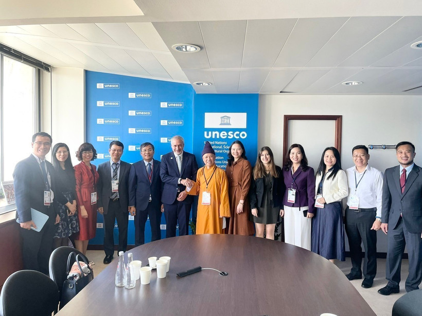 Thứ trưởng Thường trực, Chủ tịch Ủy ban Quốc gia UNESCO Việt Nam Nguyễn Minh Vũ làm việc với ông Ernesto Ottone Ramirez, Trợ lý Tổng Giám đốc UNESCO về văn hóa. (Ảnh: TTXVN phát)