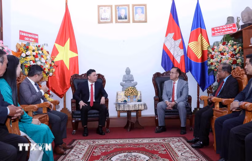 Ông Hoàng Nguyên Dinh (trái), Phó Chủ tịch Ủy ban Nhân dân Thành phố Hồ Chí Minh chúc mừng ông Chan Sorykan, Tổng lãnh sự và cán bộ, nhân viên Tổng lãnh sự quán Campuchia tại Thành phố Hồ Chí Minh. (Ảnh: Xuân Khu/TTXVN)