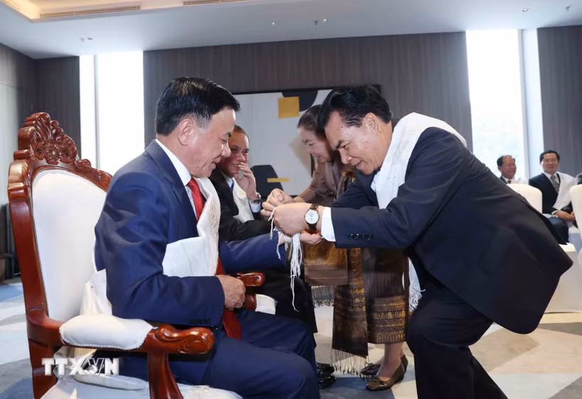 Thường trực Ban Bí thư Trần Cẩm Tú dự Lễ buộc chỉ cổ tay truyền thống của Lào. (Ảnh: Phương Hoa/TTXVN)