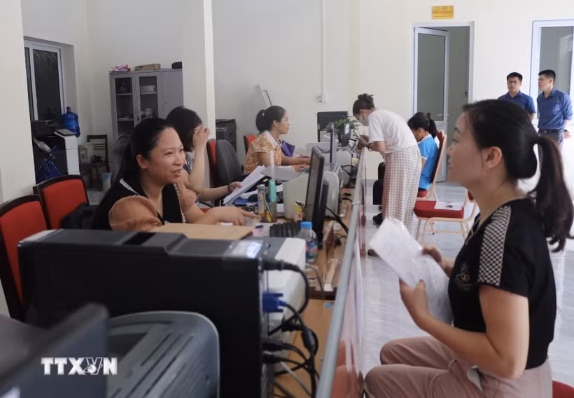 Người dân đến Trung tâm phục vụ hành chính công xã Đông Khê làm thủ tục hành chính. (Ảnh: Chu Hiệu/TTXVN)