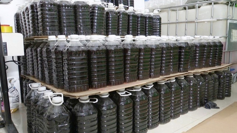 Số lượng lớn nước nắm giả bị lực lượng chức năng phát hiện tại thành phố Long Xuyên (An Giang). (Ảnh: TTXVN phát)