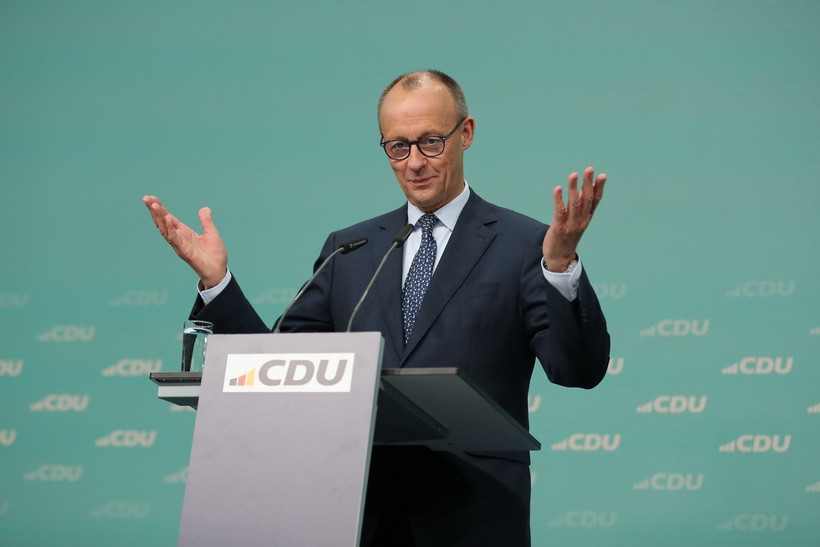 Lãnh đạo Liên minh CDU/CSU Friedrich Merz phát biểu trong cuộc họp báo ở Berlin. (Ảnh: THX/TTXVN)