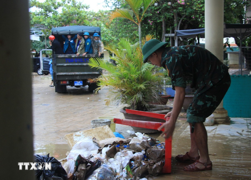 Lực lượng Sư đoàn 305, Quân khu 5 tham gia dọn dẹp vệ sinh tại một trường học ở Khánh Hòa sau ngập lụt. (Ảnh: Phan Sáu/TTXVN)