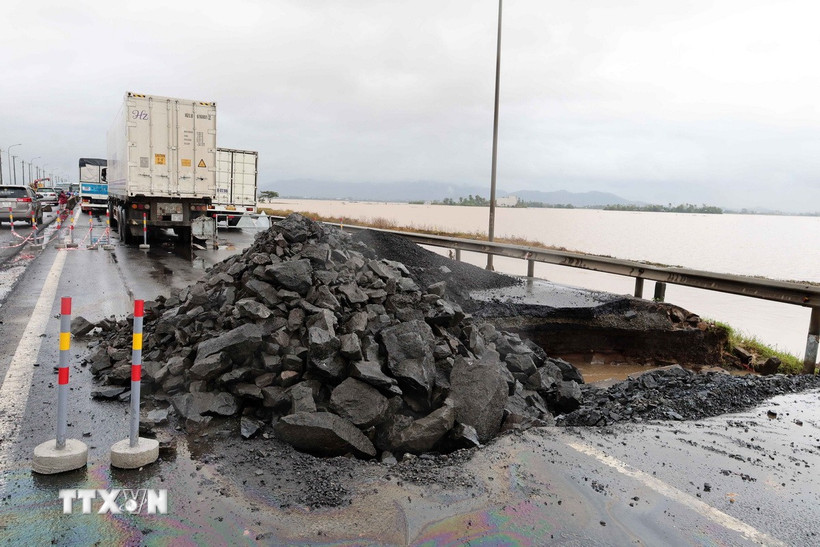 Quốc lộ 1A qua địa bàn phường Phú Yên (Đắk Lắk) có vị trí bị xói lở nghiêm trọng, ảnh hưởng đến việc đi lại của các phương tiện. (Ảnh: Phạm Kha/TTXVN)