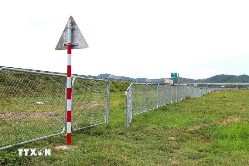 Một tấm lưới thép B40 và khung sắt bị người dân tháo ốc chốt, đinh vít tạo cánh cửa làm nơi lùa gia súc ra, vào khu vực hành lang bảo vệ của đường cao tốc để chăn thả. (Ảnh: Xuân Tiến/TTXVN)
