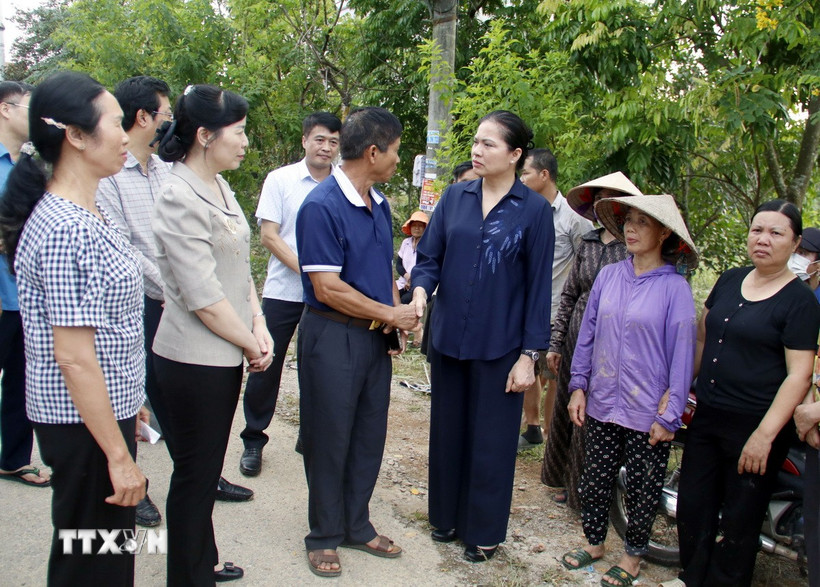 Phó Chủ tịch Ủy ban Trung ương Mặt trận Tổ quốc Việt Nam Hà Thị Nga thăm hỏi, động viên người dân bị ảnh hưởng bới bão lũ tại xã Kép, tỉnh Bắc Ninh. (Ảnh: Đồng Thúy/TTXVN)