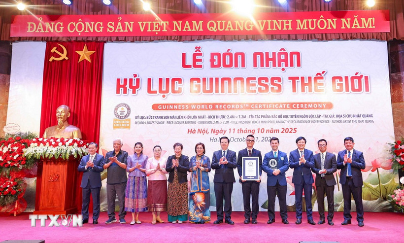 Họa sỹ Chu Nhật Quang đón nhận Kỷ lục Guinness thế giới cho tác phẩm "Bác Hồ đọc Tuyên ngôn Độc lập" là "Bức tranh sơn mài liền khối lớn nhất." (Ảnh: Thanh Tùng/TTXVN)