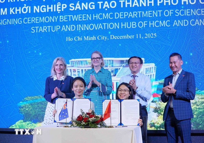 Đại diện Sở Khoa học và Công nghệ Thành phố Hồ Chí Minh và Canva ký kết hợp tác. (Ảnh: Thu Hoài/TTXVN)
