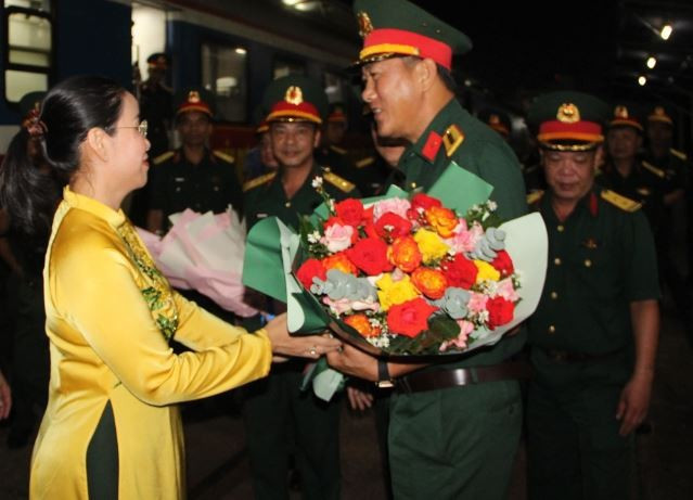 Phó Chủ tịch Ủy ban Nhân dân thành phố Nguyễn Thị Anh Thi (bên trái) tặng hoa động viên các lực lượng tham gia diễu binh, diễu hành. (Nguồn: Báo Đà Nẵng)