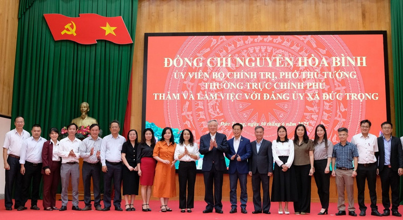 Phó Thủ tướng Thường trực Chính phủ Nguyễn Hòa Bình chụp ảnh với cán bộ xã Đức Trọng (Lâm Đồng) chiều 30/6. (Ảnh: Nguyễn Dũng/TTXVN)