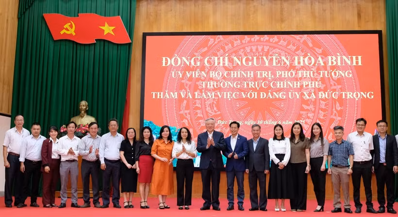 Phó Thủ tướng Thường trực Chính phủ Nguyễn Hòa Bình chụp ảnh với cán bộ xã Đức Trọng (Lâm Đồng) chiều 30/6. (Ảnh: Nguyễn Dũng/TTXVN)