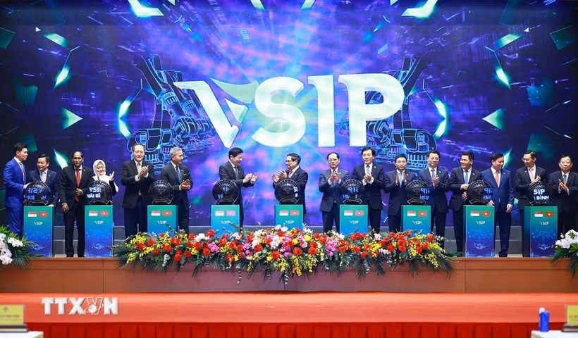 Thủ tướng Phạm Minh Chính và Thủ tướng Cộng hòa Singapore Lawrence Wong khởi công Dự án Khu công nghiệp VSIP Thái Bình. (Ảnh: Dương Giang/TTXVN)