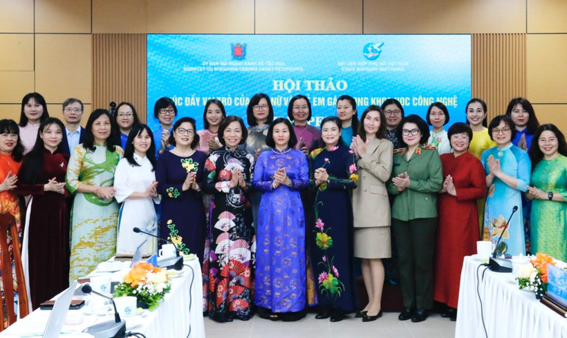 Tiến sỹ Nguyễn Thị Tuyến (giữa, hàng trước), Ủy viên Trung ương Đảng, Chủ tịch Hội Liên hiệp Phụ nữ Việt Nam và các đại biểu tham dự Hội thảo tại đầu cầu Trụ sở Trung ương Hội Liên hiệp Phụ nữ Việt Nam Việt Nam. (Nguồn: Báo Phụ nữ Việt Nam)