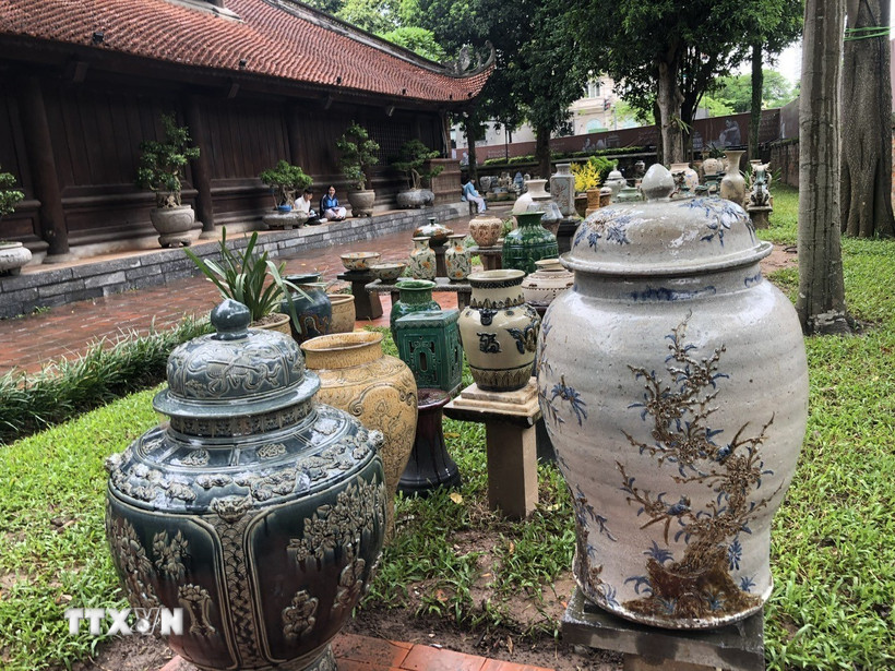 Các sản phẩm gốm, sứ Bát Tràng đặc sắc được trưng bày trong không gian di tích Văn Miếu-Quốc Tử Giám. (Ảnh: Tuyết Mai/TTXVN)