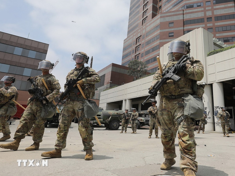 Binh sỹ thuộc Lực lượng Vệ binh Quốc gia Mỹ được triển khai tại thành phố Los Angeles, bang California, ngày 8/6/2025. (Nguồn: THX/TTXVN)