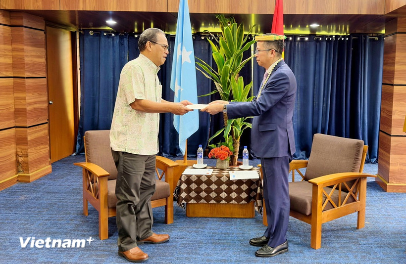 Đại sứ Phạm Thanh Bình trình quốc thư lên Tổng thống Micronesia Wesley W. Simina. (Nguồn: Đại sứ quán Việt Nam tại Trung Quốc)