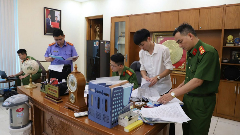 Cơ quan Cảnh sát điều tra Công an tỉnh Bắc Giang khám xét tại phòng làm việc của bị can Ngô Duy Lượng. (Nguồn: Báo Tuổi trẻ Thủ đô)