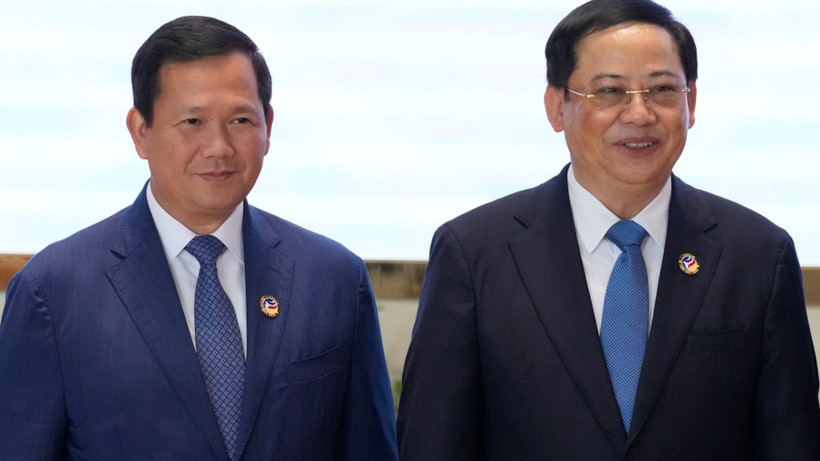 Thủ tướng Campuchia Hun Manet (trái) và người đồng cấp Lào Sonexay Siphandone. (Nguồn: AP)