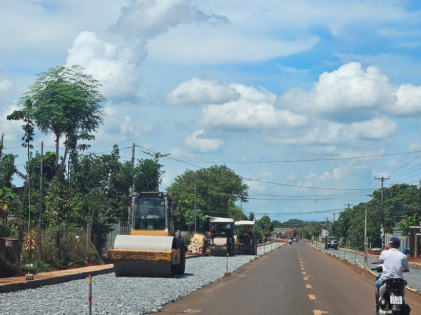 Thi công lu nền Tỉnh lộ 328 để chuẩn bị thảm nhựa. (Ảnh: Hoàng Nhị/TTXVN)