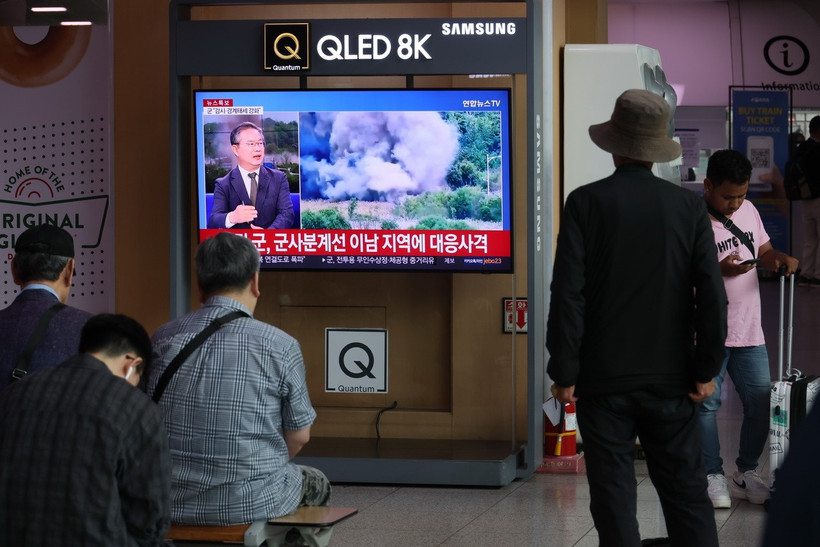 Người dân tại Seoul, Hàn Quốc theo dõi bản tin về việc Triều Tiên cho nổ mìn, phá hủy một số đoạn trên các tuyến đường bộ liên Triều ngày 15/10/2024. (Nguồn: Yonhap/TTXVN)