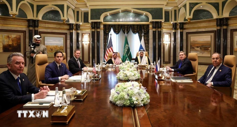 Ngoại trưởng Nga Sergey Lavrov (phải) và Ngoại trưởng Mỹ Marco Rubio (thứ 2, trái) tại cuộc đàm phán ở Riyadh, Saudi Arabia ngày 18/2/2025. (Nguồn: REUTERS/TTXVN)