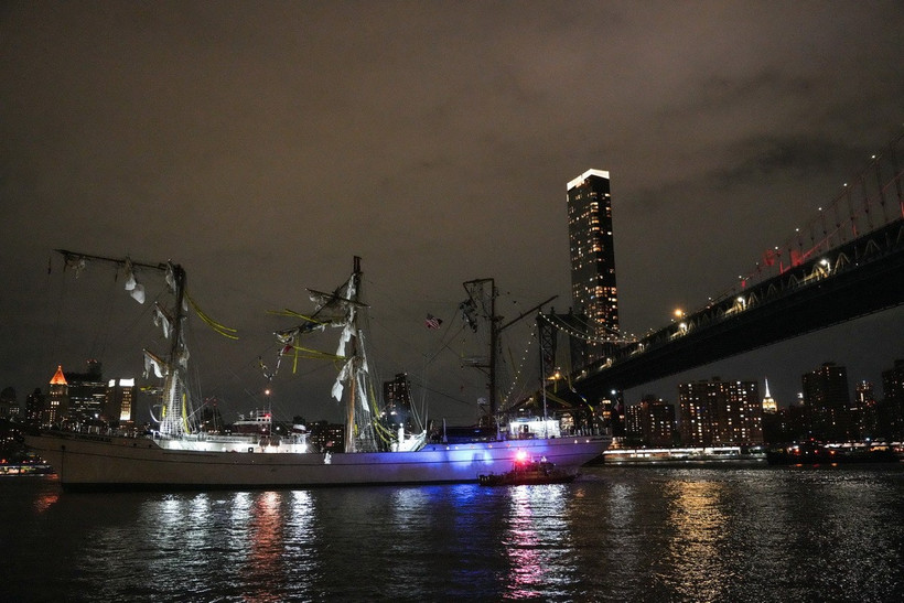 Hiện trường vụ tàu buồm đâm vào cầu Brooklyn tại New York, Mỹ, ngày 17/5/2025. (Ảnh: THX/TTXVN)