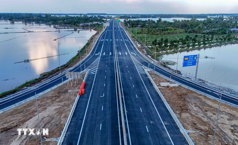 Cao tốc Cần Thơ-Cà Mau sẽ khánh thành đoạn Cần Thơ-Hậu Giang và thông xe kỹ thuật đoạn Hậu Giang-Cà Mau vào sáng 19/12. (Ảnh: Thanh Liêm/TTXVN)