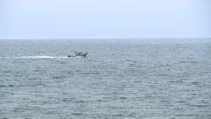 Một chiếc thuyền tìm kiếm những người sống sót sau vụ tai nạn máy bay gần Point Loma, San Diego. (Nguồn: KGTV)