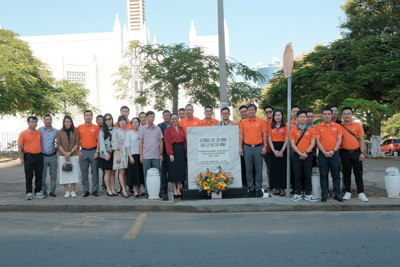 Đại sứ Việt Nam tại Mozambique Trần Thị Thu Thìn cùng toàn thể cán bộ Đại sứ quán, đại diện Công ty viễn thông Movitel đặt hoa tưởng niệm tại biển tên trên Đại lộ Hồ Chí Minh ở thủ đô Maputo. (Ảnh: Đại sứ quán Việt Nam tại Mozambique)