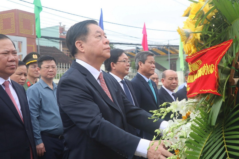 Trưởng Ban Tuyên giáo và Dân vận Trung ương Nguyễn Trọng Nghĩa dâng hoa tại mộ tập thể thị xã An Nhơn. (Ảnh: Sỹ Thắng/TTXVN)