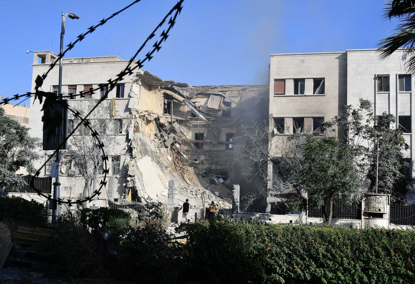 Trụ sở Tổng tư lệnh quân đội Syria ở Damascus bị phá huỷ sau vụ không kích của không lực Israel, ngày 16/7/2025. (Ảnh: THX/TTXVN)