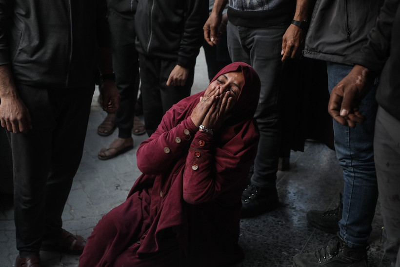 Người phụ nữ khóc thương người thân thiệt mạng sau vụ pháo kích của Israel tại thành phố Gaza ngày 14/3/2025. (Ảnh: THX/TTXVN)