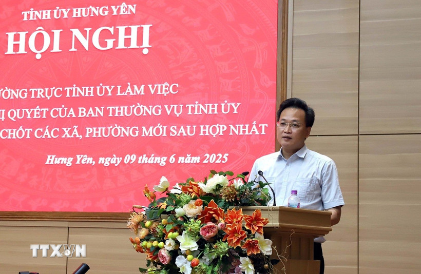 Bí thư Tỉnh ủy Hưng Yên Nguyễn Hữu Nghĩa phát biểu tại Hội nghị công bố nhân sự chủ chốt các xã, phường mới sau hợp nhất. (Ảnh: Đinh Văn Nhiều/TTXVN)