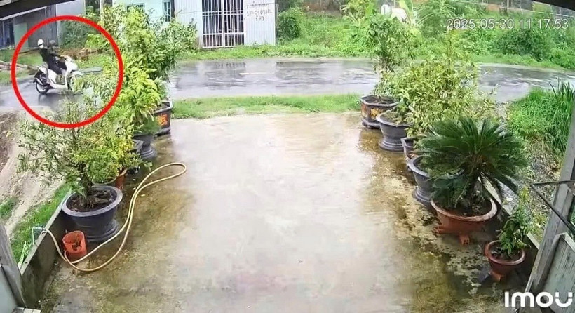 Hai nạn nhân (khoanh đỏ) và khu vực xảy ra sự cố thương tâm. (Ảnh: TTXVN phát)