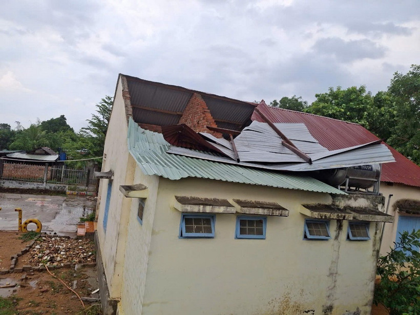 Khu vực trường học tại xã Kroong (thành phố Kon Tum, tỉnh Kon Tum) bị tốc mái hoàn toàn do mưa giông kèm theo gió lốc. (Ảnh: TTXVN phát)