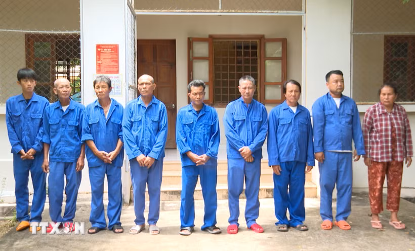 Các đối tượng tại cơ quan công an. (Ảnh: TTXVN phát)