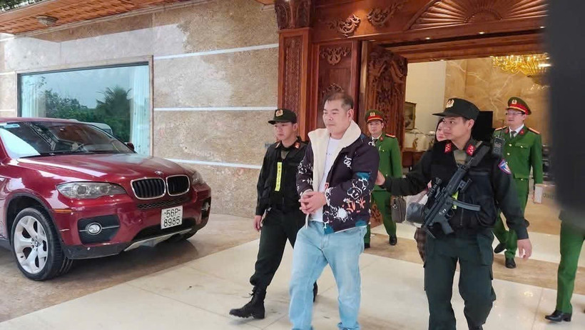 Công an Phú Thọ bắt giam Nguyễn Văn Tuấn (còn gọi là Tuấn trắng). (Ảnh: TTXVN phát)