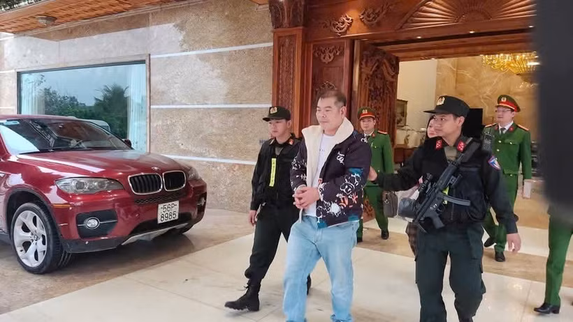 Công an Phú Thọ bắt giam Nguyễn Văn Tuấn (còn gọi là Tuấn trắng). (Ảnh: TTXVN phát)