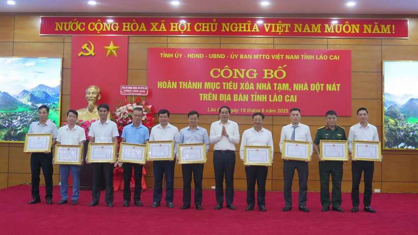 Các tập thể có thành tích xuất sắc trong thực hiện phong trào "Chung tay xóa nhà tạm, nhà dột nát trên địa bàn tỉnh Lào Cai đến năm 2025" được nhận Bằng khen của Chủ tịch Ủy ban Nhân dân tỉnh Lào Cai. (Ảnh: Hương Thu/TTXVN)