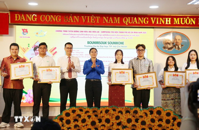 Các sinh viên, học viên Lào-Campuchia tiêu biểu năm 2025 được tuyên dương tại chương trình. (Ảnh: Thu Hương/TTXVN)