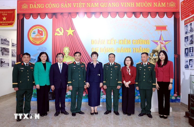 Lãnh đạo TTXVN và Sư đoàn Bộ binh 304 chụp ảnh chung tại Phòng truyền thống. (Ảnh: Tuấn Anh/TTXVN)
