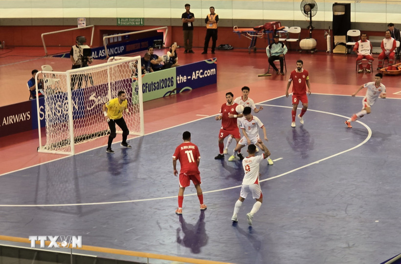 Pha đánh đầu cận thành của đội tuyển Futsal Việt Nam trong trận gặp Liban. (Ảnh: Lê Minh Hưởng/TTXVN)